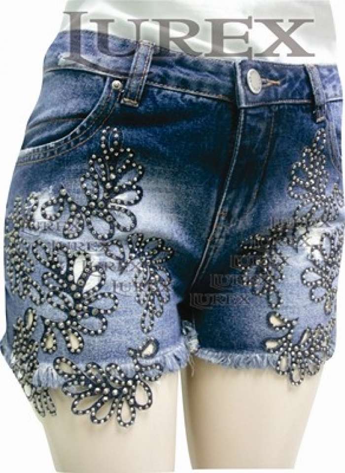Aplicações de strass em bordados em shorts jeans